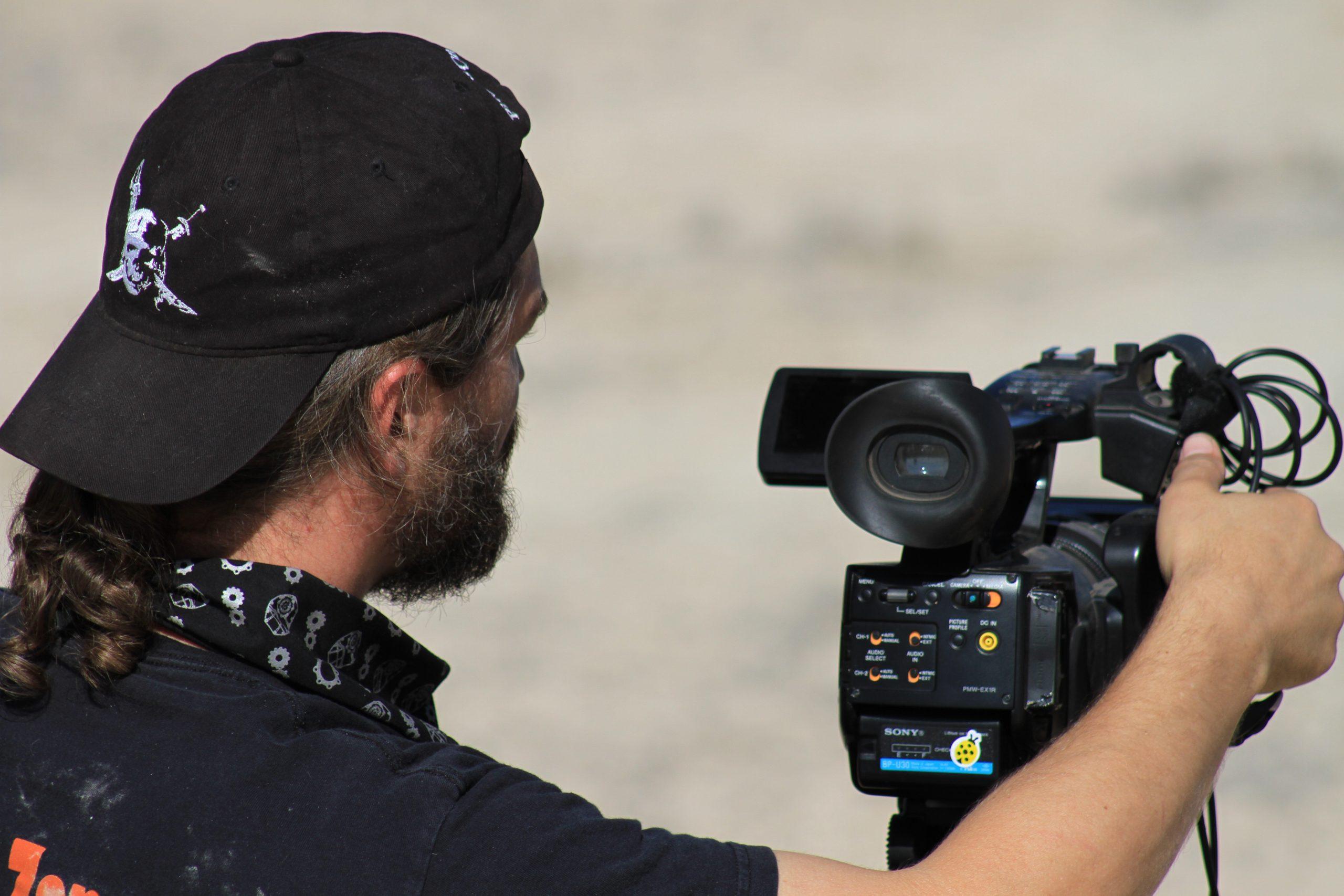 Operador de cámara durante una producción audiovisual